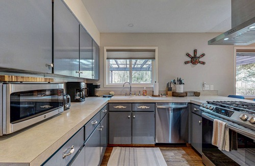 Stevenson House | Del Ray Retreat | Dog-friendly house in Stevenson with deck & 2 fireplaces