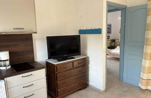 Syros Apartment | Delagratsia: Appartement in a house and big garden, breathtaking sea view
