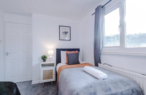 Stalybridge House | Delighful Family House in Stalybridge Sleeps 9 with WiFi by PureStay