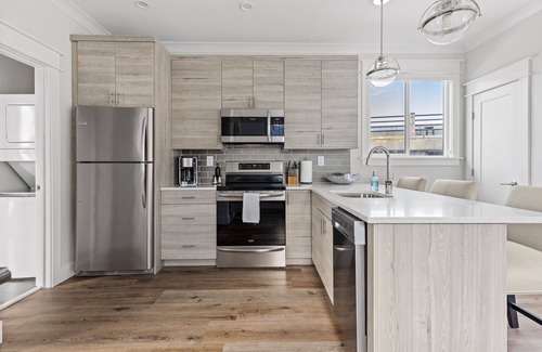 Wilmington Boat Rental | Delight at The Cove - Luxury Floating Villa in Downtown Wilmington