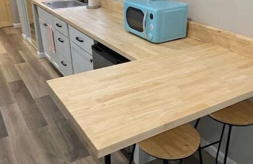 Hillsboro House | Delightful 1 bedroom modern shipping container!