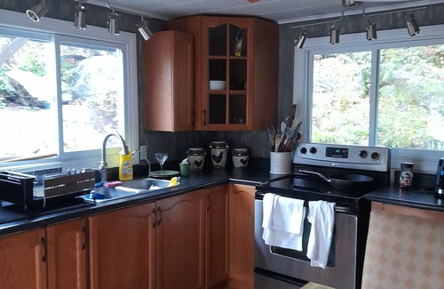 Selwyn Cottage | DELIGHTFUL 2 bedroom lake cottage on Stoney lake Booking for Fall colour's
