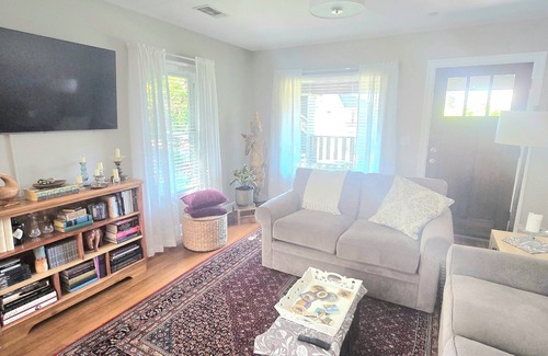 Ashland Cottage | Delightful 2~bedroom, pet~friendly cottage~Walking distance to everything!
