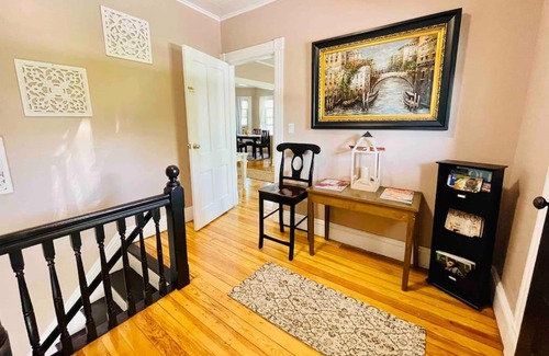 New London Apartment | DELIGHTFUL 2BR apartment with balcony - 15 min from Mohegan Sun- Foxwoods Casinos & Mystic