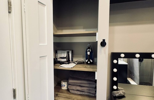 North Lawndale Apartment | Delightful 4-bedroom apartment in Chicago with AC