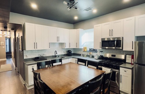 North Lawndale Apartment | Delightful 4-bedroom apartment in Chicago with AC
