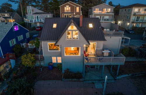 Lincoln City House | Delightful 6-bedroom house close to beach and casino with WiFi in Lincoln City