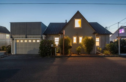 Lincoln City House | Delightful 6-bedroom house close to beach and casino with WiFi in Lincoln City