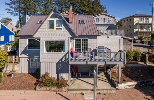 Lincoln City House | Delightful 6-bedroom house close to beach and casino with WiFi in Lincoln City