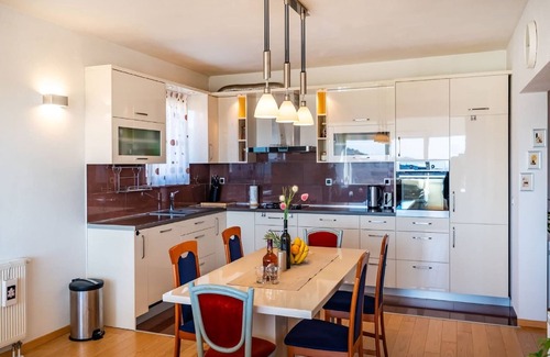 Razanac Apartment | Delightful Apartment in Radovin with Garden
