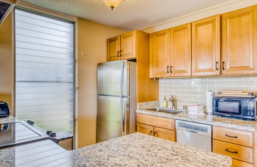 Kahana Condo | Delightful beach getaway with pool, grills, ocean views, & fast WiFi