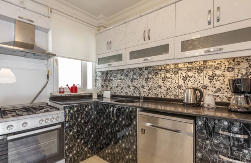 Besiktas Apartment | Delightful Besiktas Apartment with Scenic Terrace