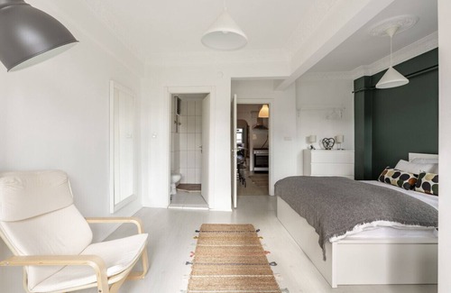 Besiktas Apartment | Delightful Besiktas Apartment with Scenic Terrace