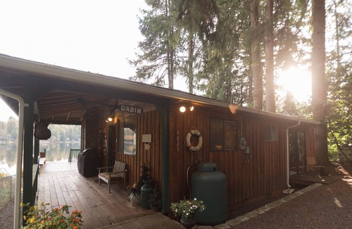 Lake Bosworth Cabin | Delightful Bungalow on Lake Bosworth!