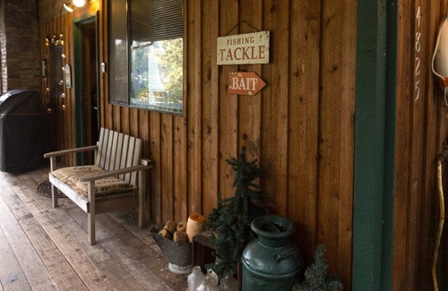 Lake Bosworth Cabin | Delightful Bungalow on Lake Bosworth!