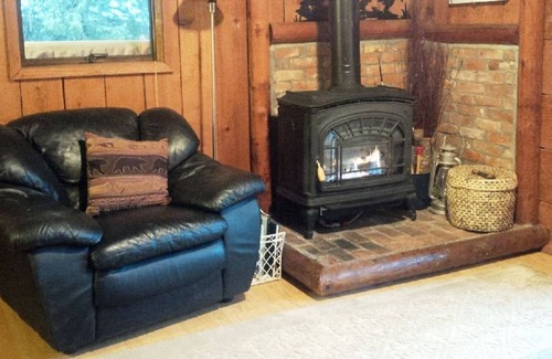 Lake Bosworth Cabin | Delightful Bungalow on Lake Bosworth!