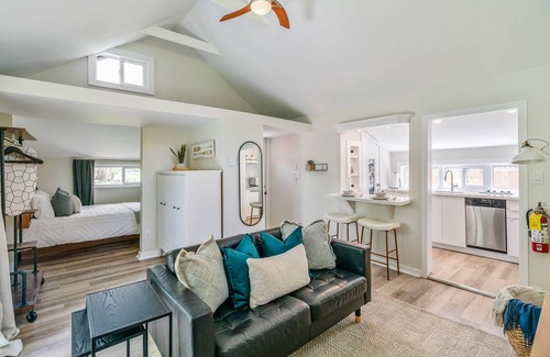 Historic Old Town Cottage | Delightful 1 Bdrm Tiny Home by River Old Town NOTL