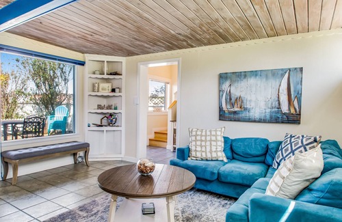 Lagoon Point House | Delightful coastal home with beach access, stunning views, fast WiFi & gas grill