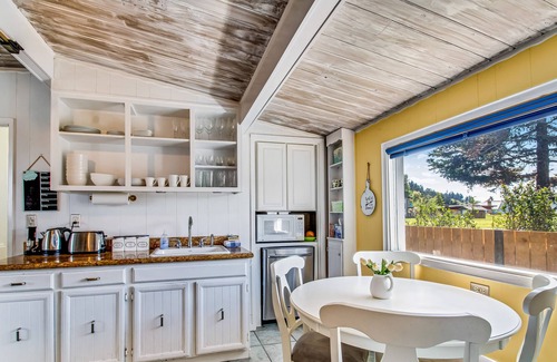 Lagoon Point House | Delightful coastal home with beach access, stunning views, fast WiFi & gas grill