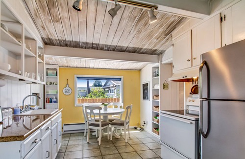 Lagoon Point House | Delightful coastal home with beach access, stunning views, fast WiFi & gas grill
