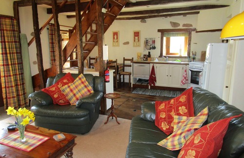 Meuzac Cottage | Delightful Cottage in quiet hamlet of Chabrenas - nOnly available April -October
