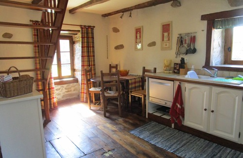 Meuzac Cottage | Delightful Cottage in quiet hamlet of Chabrenas - nOnly available April -October