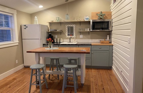 Poulsbo Cottage | Delightful cottage in the heart of Poulsbo, near Bainbridge Island & Silverdale