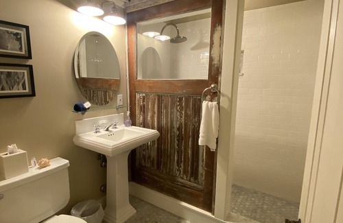 Poulsbo Cottage | Delightful cottage in the heart of Poulsbo, near Bainbridge Island & Silverdale