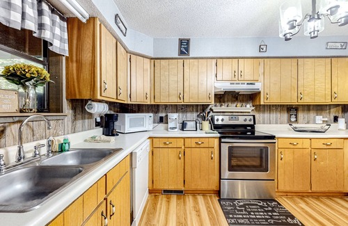Blairsville Cabin | Delightful creekside cabin w/spacious deck, private hot tub, fire pit, & views