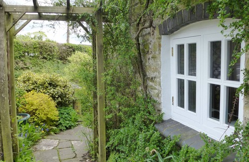 Fenny Bentley Cottage | Delightful, detached, stone cottage in Fenny Bentley, Peak District, Derbyshire