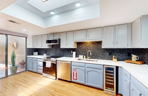Cathedral City Condo | Delightful Dog Friendly Condo with Shared Pool & Hot Tub-Private Electric Grill