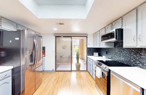 Cathedral City Condo | Delightful Dog Friendly Condo with Shared Pool & Hot Tub-Private Electric Grill