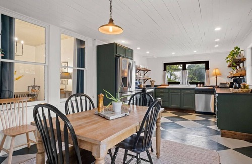 Fayetteville House | Delightful DT Bungalow, Walk to Town, Firepit, BBQ, ❤️ of NRG