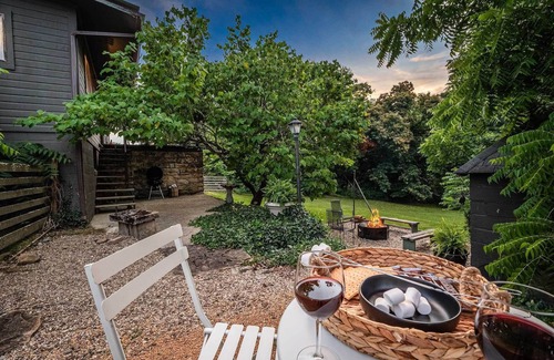 Fayetteville House | Delightful DT Bungalow, Walk to Town, Firepit, BBQ, ❤️ of NRG