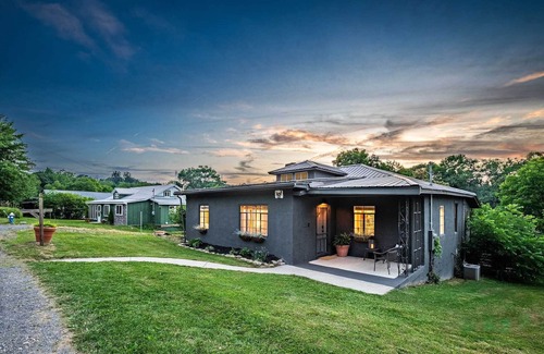 Fayetteville House | Delightful DT Bungalow, Walk to Town, Firepit, BBQ, ❤️ of NRG
