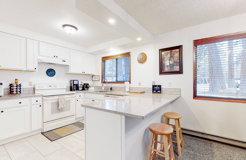 Sisters Condo | Delightful escape near downtown with shared pool/hot tub, rec room, & large deck