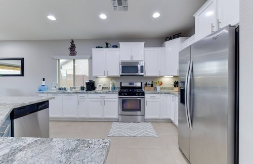 Anthem at Merrill Ranch House | Delightful Florence Retreat: Backyard w/Pool