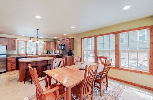 Joseph House | Delightful getaway near the lake & hiking with fast WiFi, full kitchen, & W/D
