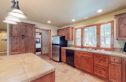 Joseph House | Delightful getaway near the lake & hiking with fast WiFi, full kitchen, & W/D