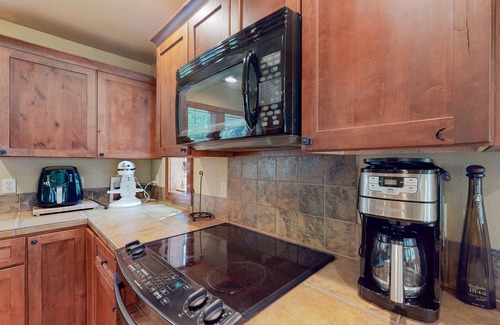 Joseph House | Delightful getaway near the lake & hiking with fast WiFi, full kitchen, & W/D