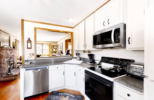 Estes Park Cabin | Delightful Getaway with Free WiFi, a Wood Fireplace, Washer/Dryer, & Great Views