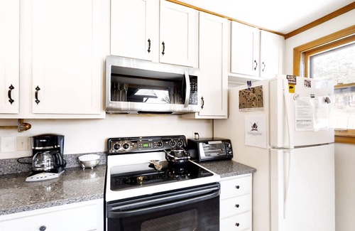 Estes Park Cabin | Delightful Getaway with Free WiFi, a Wood Fireplace, Washer/Dryer, & Great Views