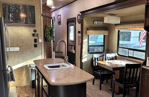 Salt Springs RV Rental | Delightful Glamping 5th wheel 2-bedroom with AC, WiFi in nice Fort McCoy