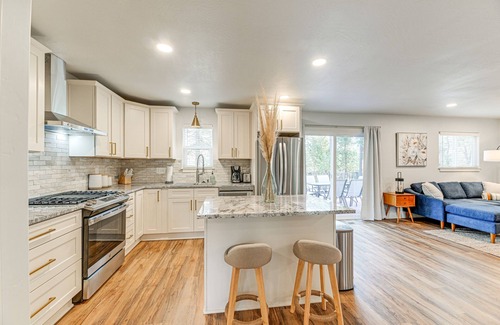 Grants Pass House | Delightful Grants Pass Home with Hot Tub!
