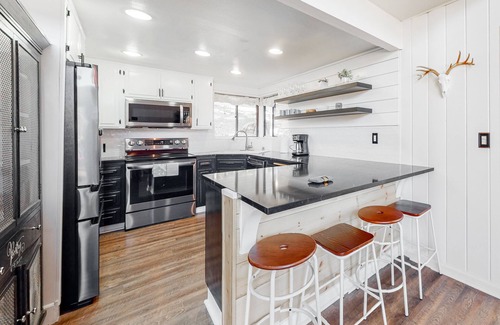Lake Arrowhead House | Delightful mountain refuge with stunning views & furnished deck - dog-friendly