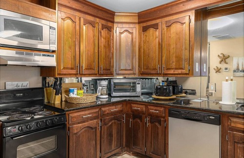 Mount Pleasant Apartment | Delightful, Spacious 4BR/2BA close to Shem Creek!