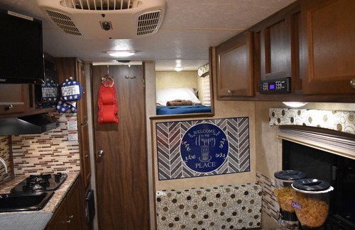 Kissimmee RV Rental | Delightful Travel Trailer 20 min from Orlando Intl Airport, 10 min from the lake
