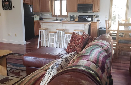 Ludlow Ski Chalet | Delightful Vacation Home - Minutes to Okemo, Direct Access to VAST trails