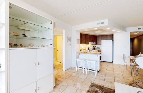 North Ocean City House | Delightful, well-equipped beachfront condo with balcony, views, pools & gym