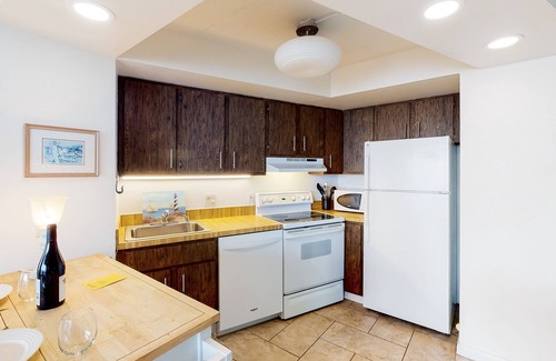 North Ocean City House | Delightful, well-equipped beachfront condo with balcony, views, pools & gym
